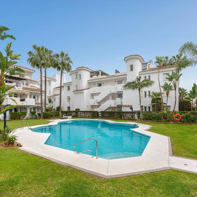 Marvellous 3 Bedroom Flat with Pool and Terrace - Apartamento de 3 dormitorios - 53