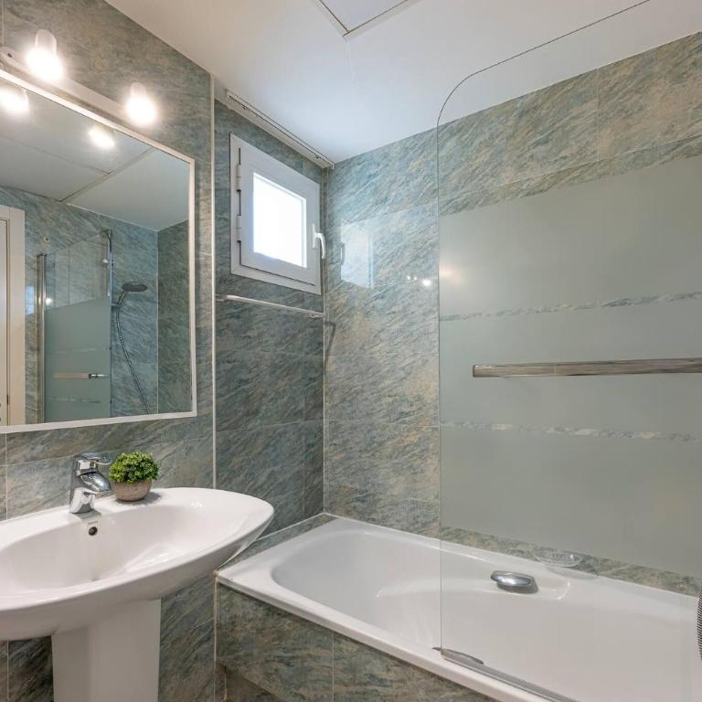 Spacious 3 bedrooms apartment at LAS BRISAS - Three-Bedroom Apartment - 28