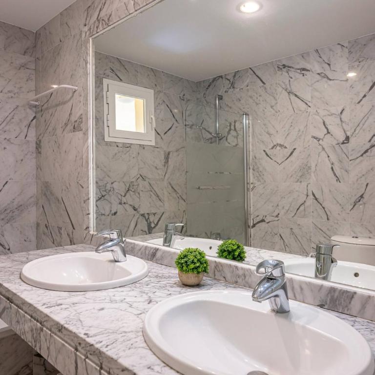 Spacious 3 bedrooms apartment at LAS BRISAS - Three-Bedroom Apartment - 51
