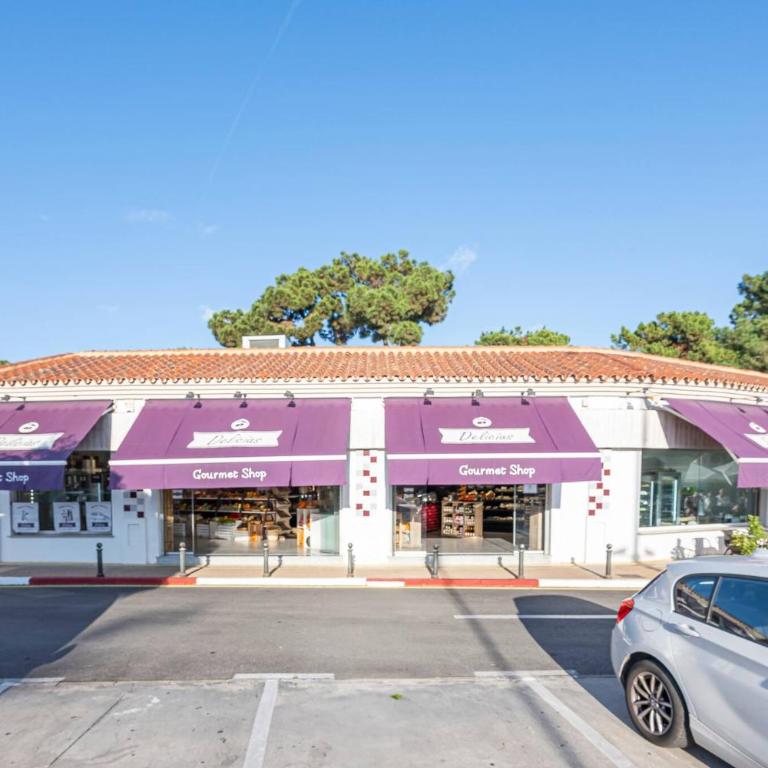 Beautiful Apartment Just 5 Minutes From the BEACH - Two-Bedroom Apartment - 50