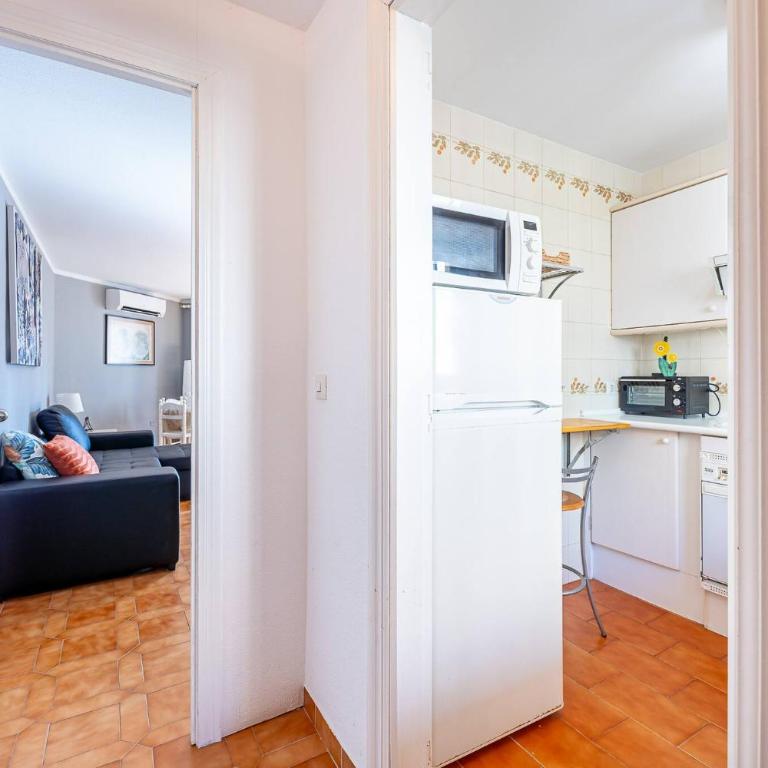 Spacious apartment with Pool, 3 min from the BEACH - Two-Bedroom Apartment - 10