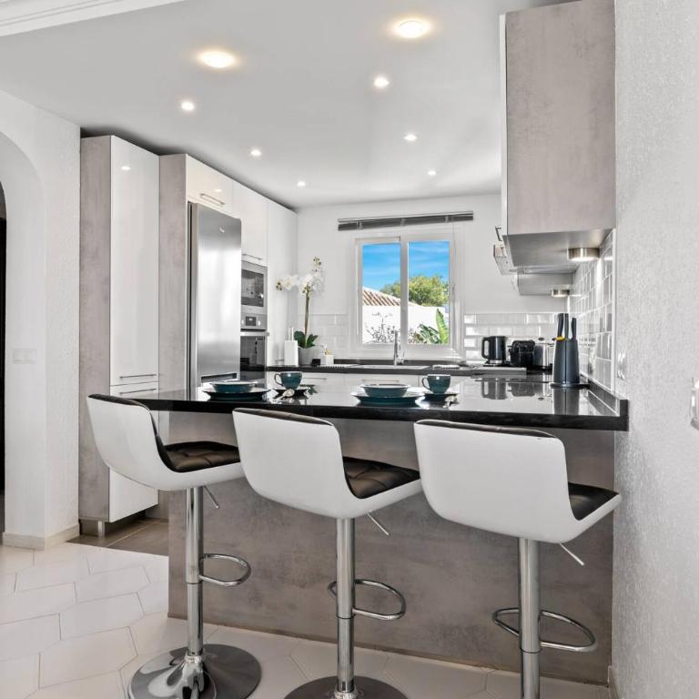 Shiny 2BR Apt with Views, Pool, Great Location - Apartamento de 2 dormitorios - 24