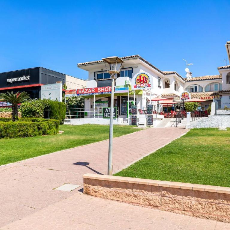 Shiny 2BR Apt with Views, Pool, Great Location - Apartamento de 2 dormitorios - 40