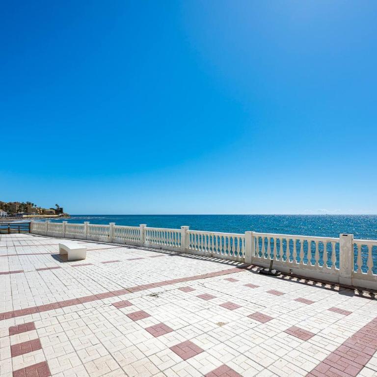 Marvellous 1 Bedroom Beachfront Flat with Parking and Pool - Apartamento de 1 dormitorio con vistas al océano - 9