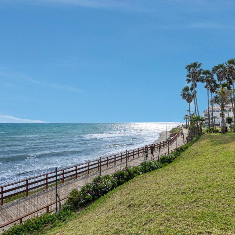 Marvellous 1 Bedroom Beachfront Flat with Parking and Pool - Apartamento de 1 dormitorio con vistas al océano - 42