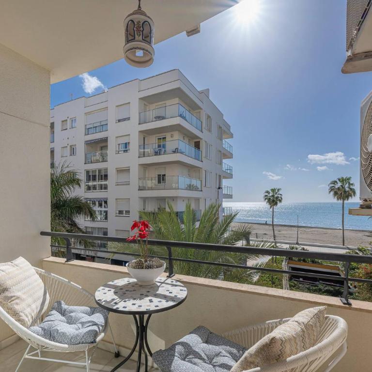 Cozy & Comfy Seaside Retreat in Estepona - Two-Bedroom Apartment - 1