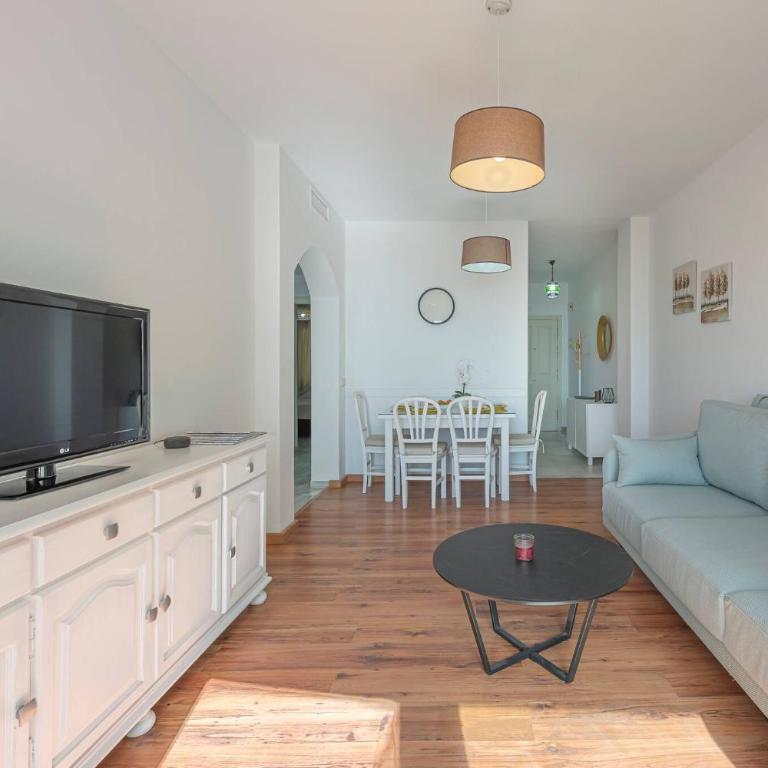 Cozy & Comfy Seaside Retreat in Estepona - Two-Bedroom Apartment - 23