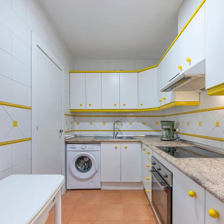 Cozy & Comfy Seaside Retreat in Estepona - Two-Bedroom Apartment - 32