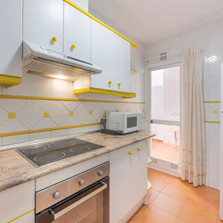 Cozy & Comfy Seaside Retreat in Estepona - Two-Bedroom Apartment - 33