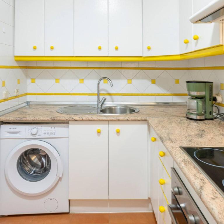 Cozy & Comfy Seaside Retreat in Estepona - Two-Bedroom Apartment - 35