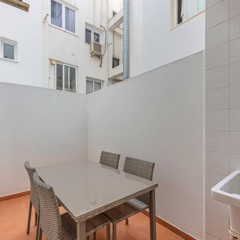 Cozy & Comfy Seaside Retreat in Estepona - Two-Bedroom Apartment - 40