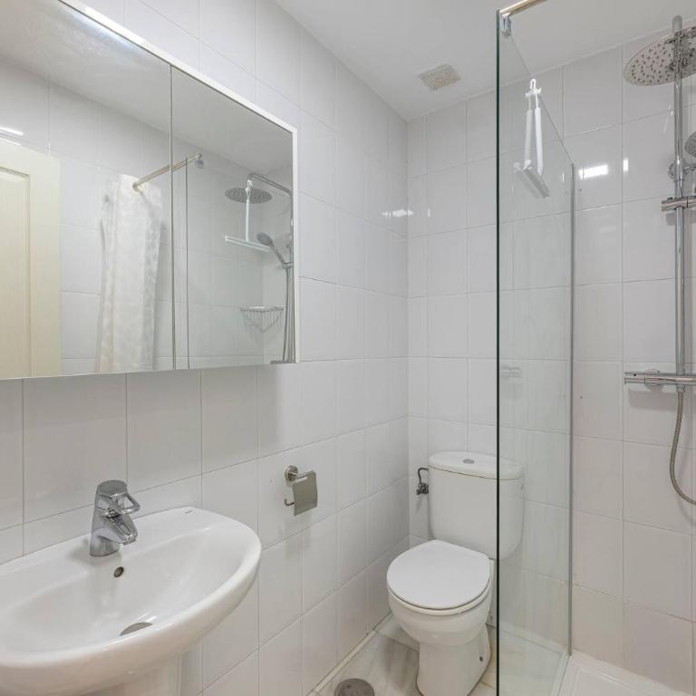 Cozy & Comfy Seaside Retreat in Estepona - Two-Bedroom Apartment - 44