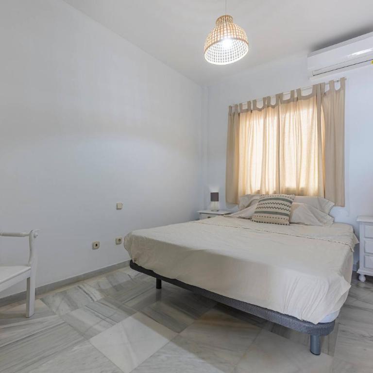Cozy & Comfy Seaside Retreat in Estepona - Two-Bedroom Apartment - 48