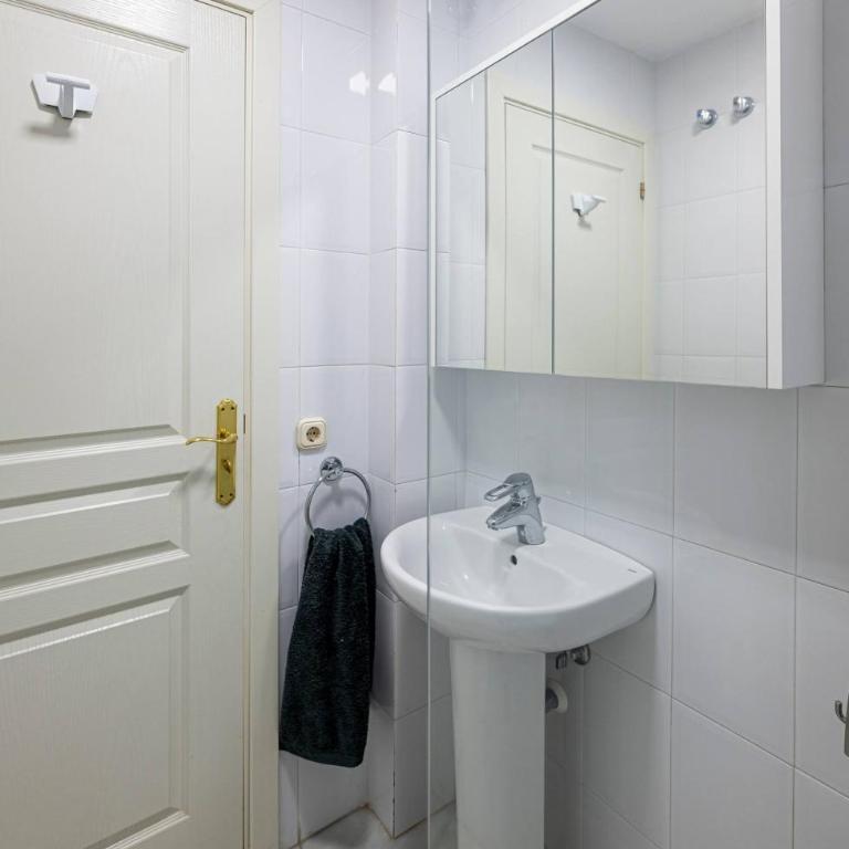 Cozy & Comfy Seaside Retreat in Estepona - Two-Bedroom Apartment - 49