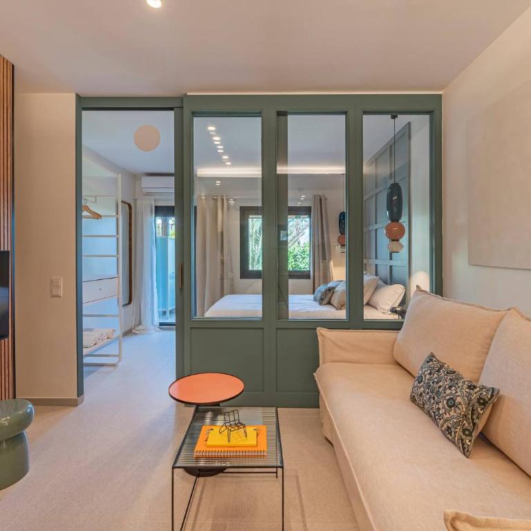 Newly renovated studio in Golden Mile w/ Pool - One-Bedroom Apartment - 4