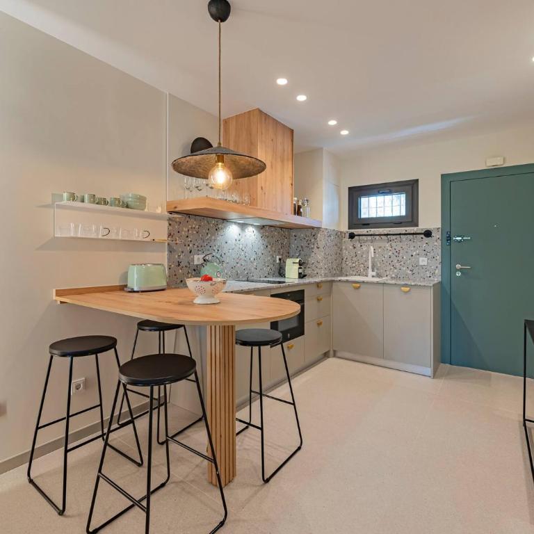 Newly renovated studio in Golden Mile w/ Pool - One-Bedroom Apartment - 15