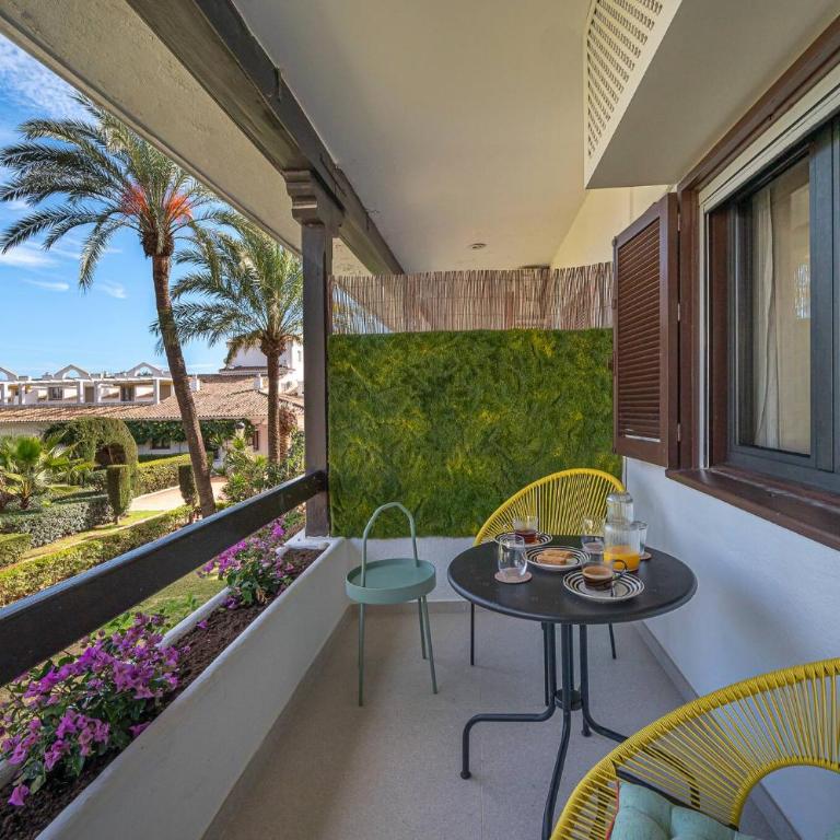 Newly renovated studio in Golden Mile w/ Pool - One-Bedroom Apartment - 24