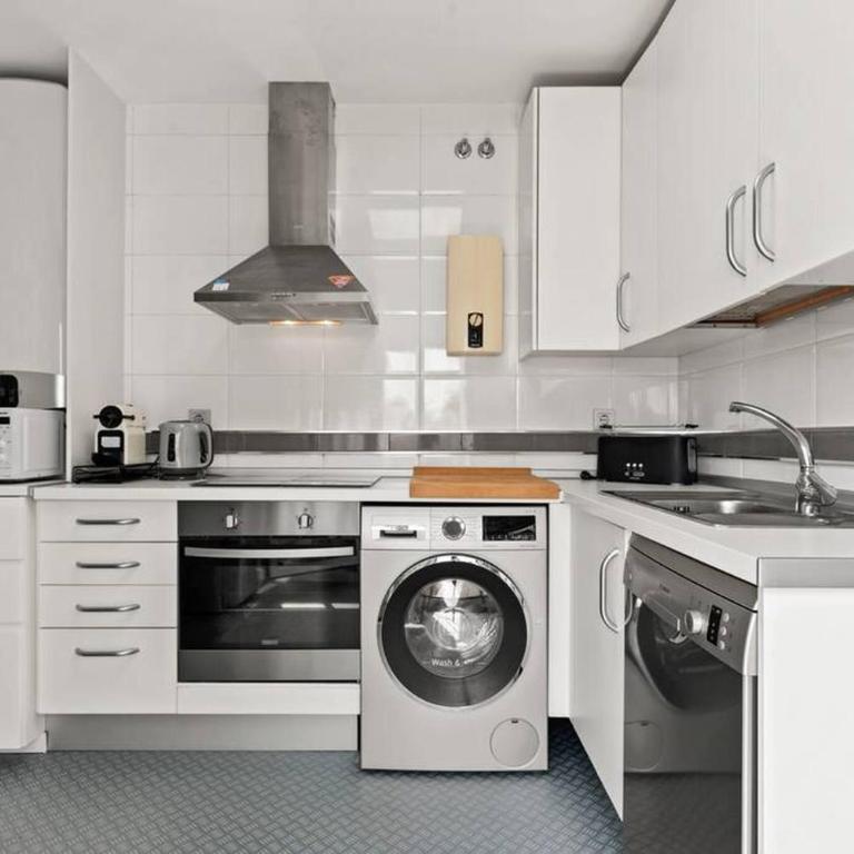 Gorgeous 3 Br Apart with Sea Views, Pool - Three-Bedroom Apartment - 17
