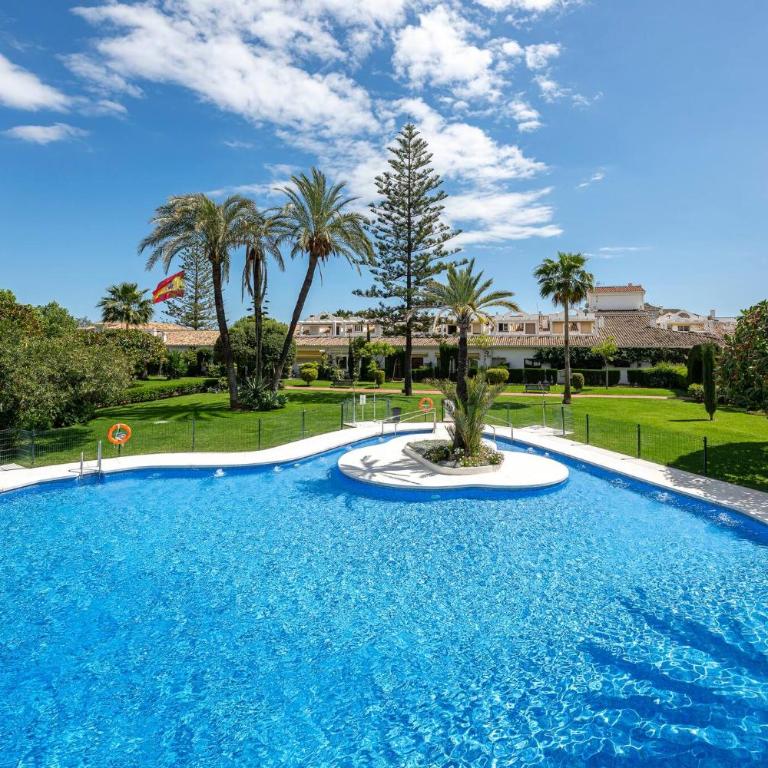 Studio with Sea Views, Pool, Parking and Tennis Court - One-Bedroom Apartment - 2
