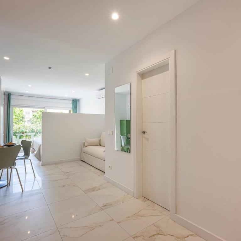 Studio with Sea Views, Pool, Parking and Tennis Court - One-Bedroom Apartment - 13