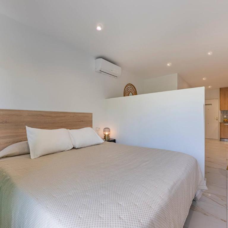 Studio with Sea Views, Pool, Parking and Tennis Court - One-Bedroom Apartment - 16