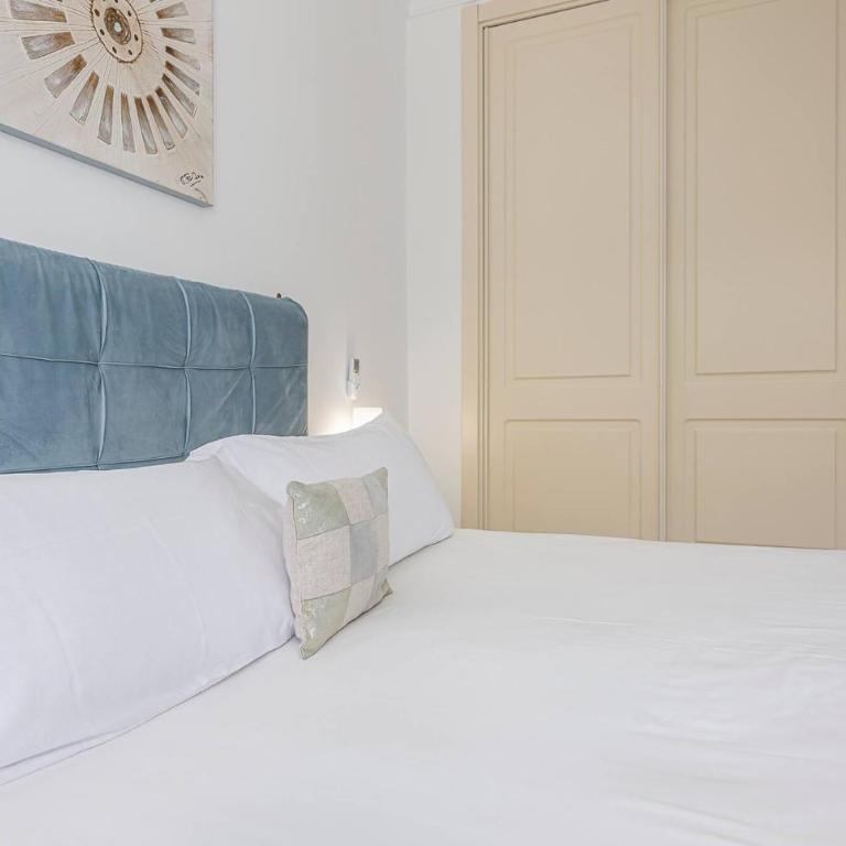 Elegant Apartment, Steps from the Sea with Parking Included - Two-Bedroom Apartment - 18