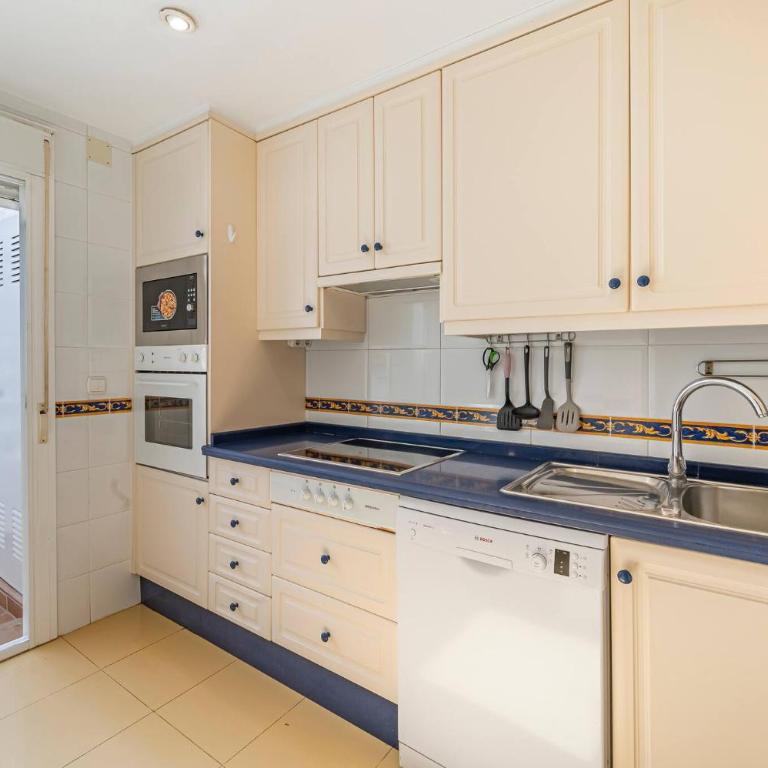 Townhouse w/ Swimming Pool and Underground Parking - Casa de 3 dormitorios - 41