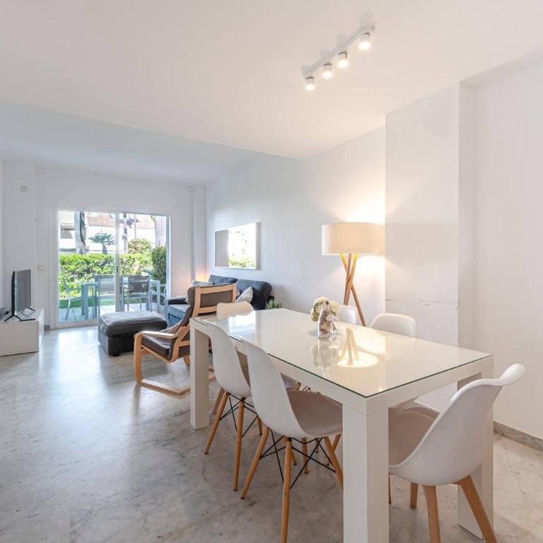 Townhouse w/ Swimming Pool and Underground Parking - Casa de 3 dormitorios - 50