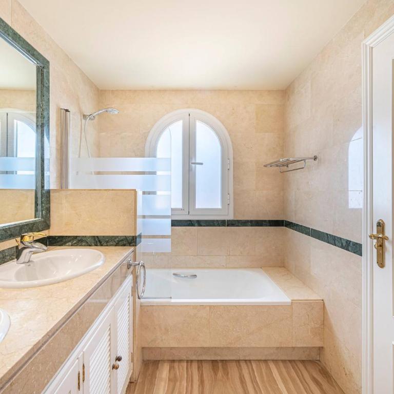 Amazing 4Br Apart. Parking, Pool, Close to the Sea - Apartment - 4