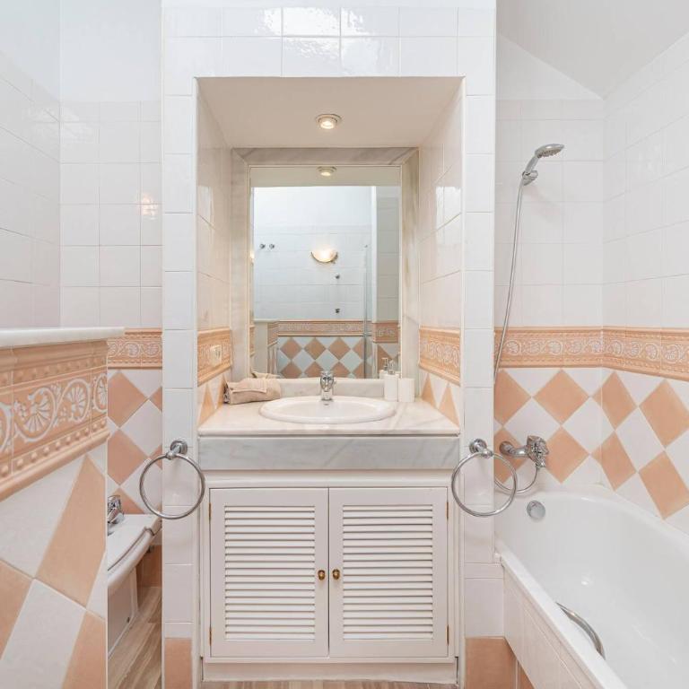 Amazing 4Br Apart. Parking, Pool, Close to the Sea - Apartment - 53