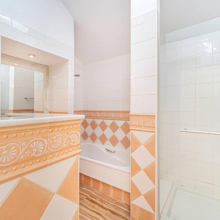 Amazing 4Br Apart. Parking, Pool, Close to the Sea - Apartment - 55