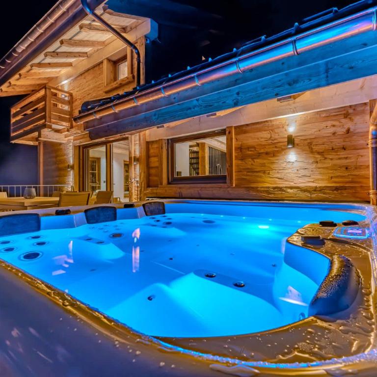 Luxurious Chalet with Sauna & Jacuzzi in Megeve with Parking - Chalet - 1