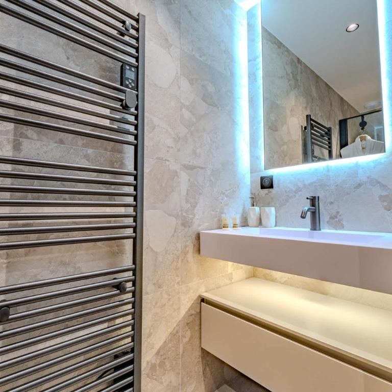 Luxurious Chalet with Sauna & Jacuzzi in Megeve with Parking - Chalet - 38