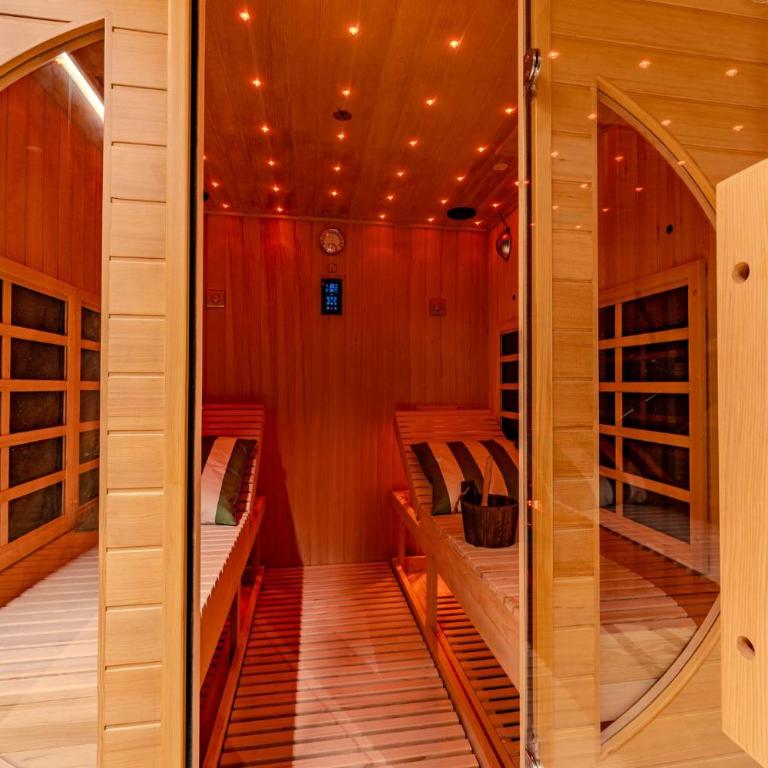 Luxurious Chalet with Sauna & Jacuzzi in Megeve with Parking - Chalet - 40