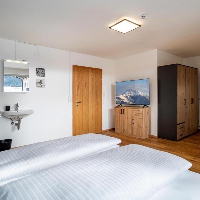 Room 101 - Doppelzimmer mit Dusche - 8