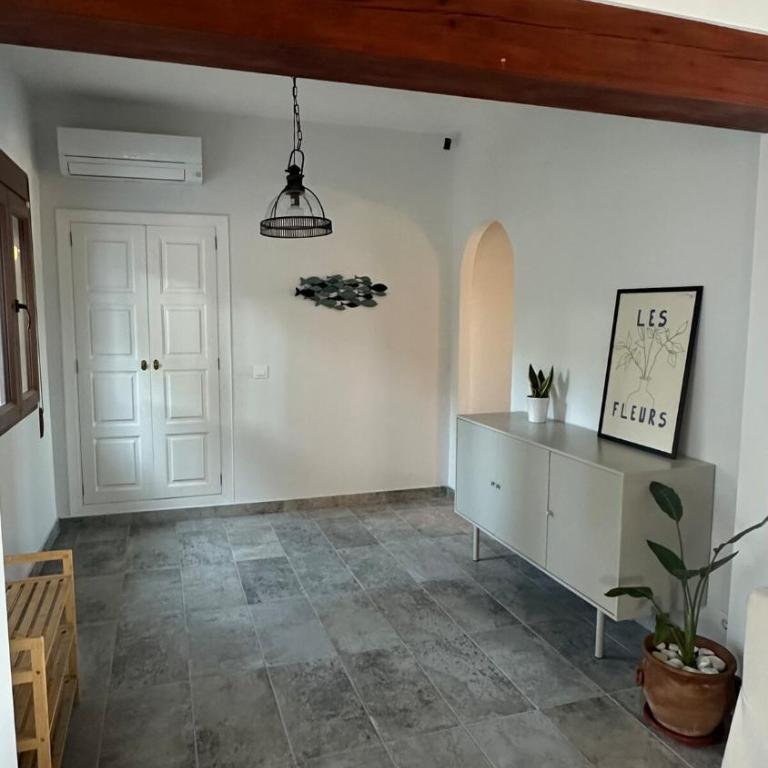 Beautiful house in Moraira with shared pool - Three-Bedroom House - 13
