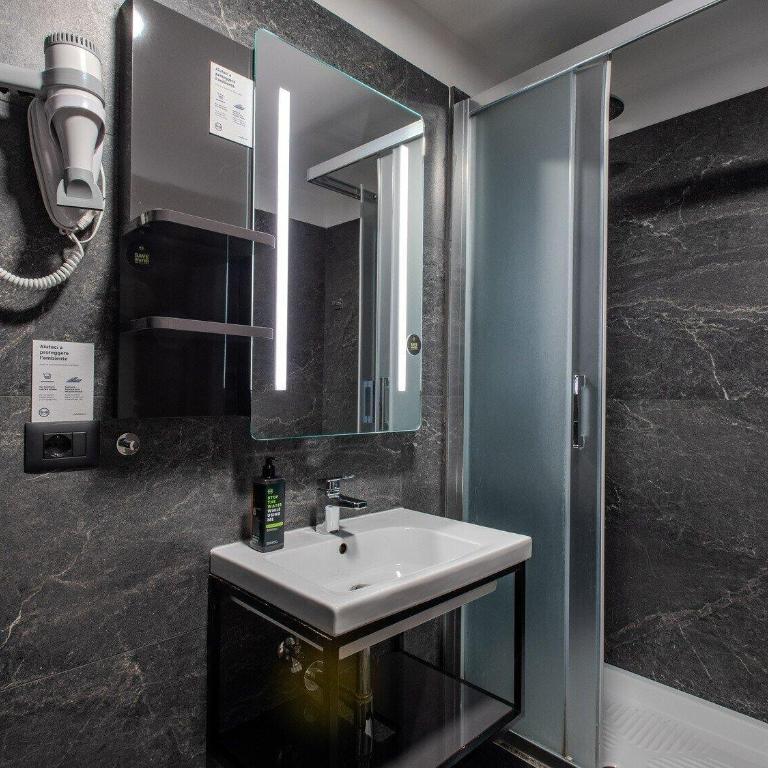 B&B Hotel Firenze City Center - Camera Tripla - 4