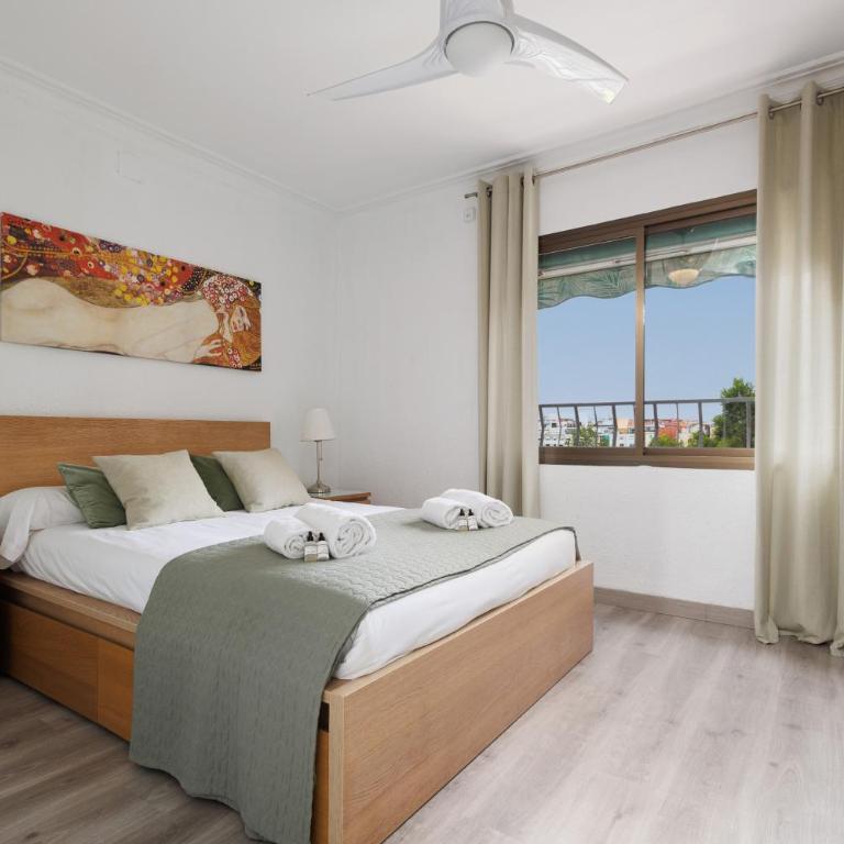 Beautiful and Comfortable Apartment for 6 People Next to Fira de Barcelona - Three-Bedroom Standard Apartment - 1