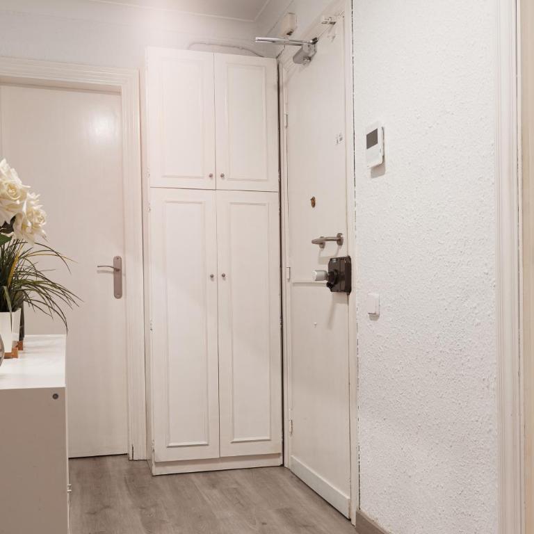 Beautiful and Comfortable Apartment for 6 People Next to Fira de Barcelona - Three-Bedroom Standard Apartment - 27
