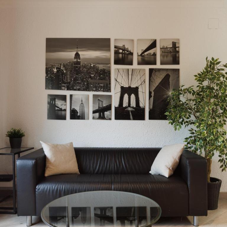 Beautiful and Comfortable Apartment for 6 People Next to Fira de Barcelona - Three-Bedroom Standard Apartment - 9