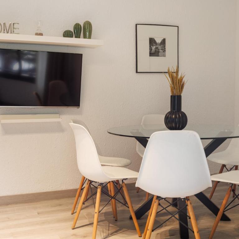 Beautiful and Comfortable Apartment for 6 People Next to Fira de Barcelona - Three-Bedroom Standard Apartment - 14