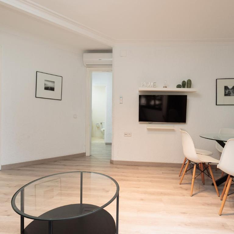 Beautiful and Comfortable Apartment for 6 People Next to Fira de Barcelona - Three-Bedroom Standard Apartment - 10