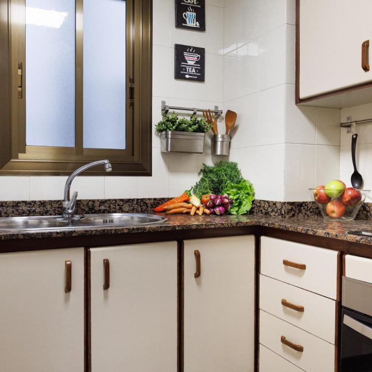 Beautiful and Comfortable Apartment for 6 People Next to Fira de Barcelona - Three-Bedroom Standard Apartment - 16