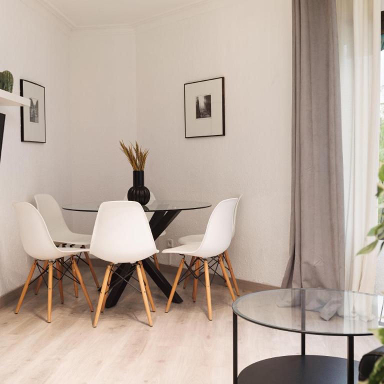 Beautiful and Comfortable Apartment for 6 People Next to Fira de Barcelona - Three-Bedroom Standard Apartment - 6
