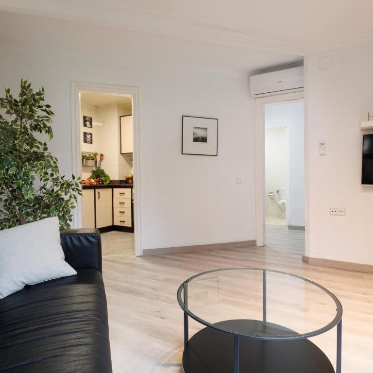 Beautiful and Comfortable Apartment for 6 People Next to Fira de Barcelona - Three-Bedroom Standard Apartment - 12