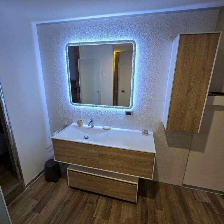 White House con Parcheggio Privato - Two-Bedroom Deluxe Apartment - 11