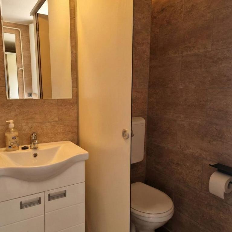 BGD Downtown Hostel - Bed in 8-Bed Dormitory Room - 2