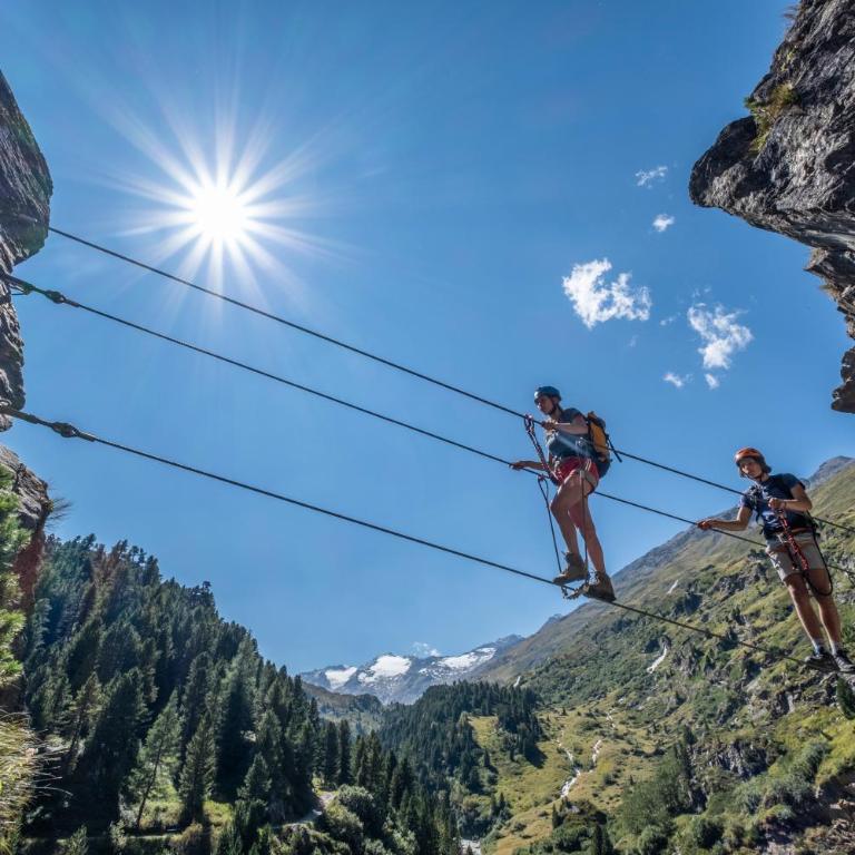 FERIENHAUS BERGBLICK 10-25 PERS Urig, echt & perfekt für Familien und Freunde Ideal für unvergessliche Tage mit traumhaftem Bergpanorama - Haus mit 8 Schlafzimmern - 4
