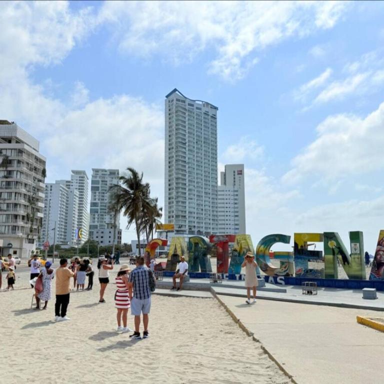 Apto cerca al mar y centro histórico - Three-Bedroom Apartment - 20
