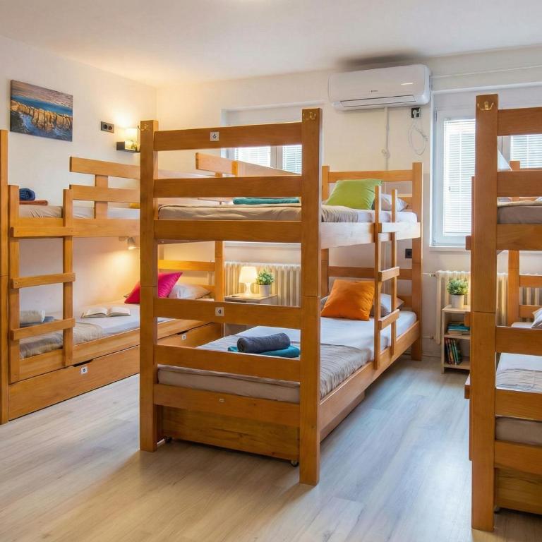 BGD Downtown Hostel - Bed in 8-Bed Dormitory Room - 1